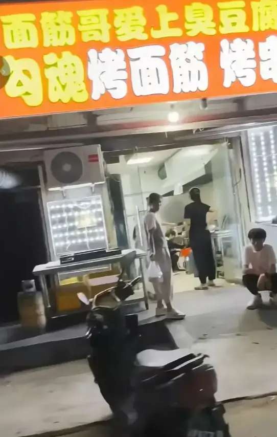 【高清HD观看】《安平勾魂面筋哥丈母娘事件》全片 面筋哥与丈母娘街头名场面+拆台剧情太精彩！【真实后续】安平勾魂面筋哥丈母娘事件未删减版速看