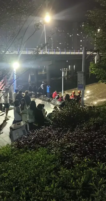 《湖南宁乡任福路小伙百人战》全片无广告在线观看，超高清蓝光画质，湖南宁乡任福路小伙百人战视频夸克/迅雷网盘资源免费获取