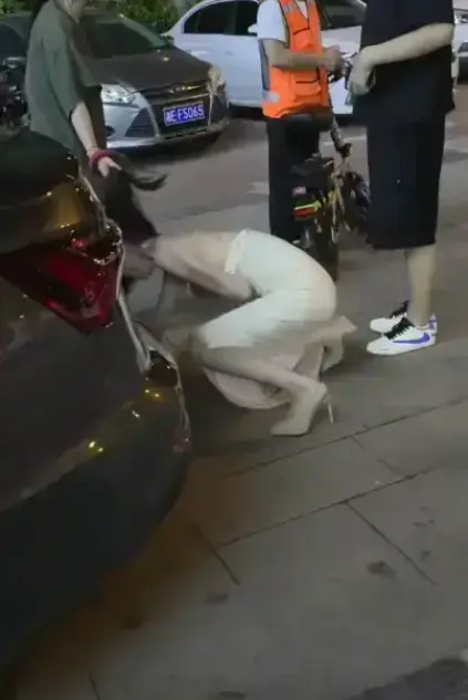 太可怕了！《白衣女子被抓头发跳河》事件曝光，湘E车牌白衣女子被当街扯发跳河，完整视频免费看！