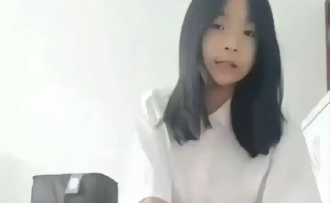 张婉莹写作业事件引发家长圈热议！《张婉莹女孩写作业事件》1080P高清无删减，免费在线观看别错过！