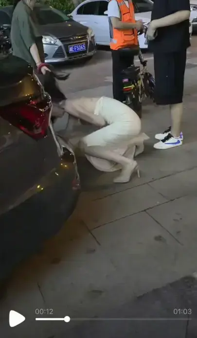 直击《白衣女子被抓头发跳河》事件！小三冲突坠河全程揭秘，湘E车牌白裙女子拉头发事件后续无删减！