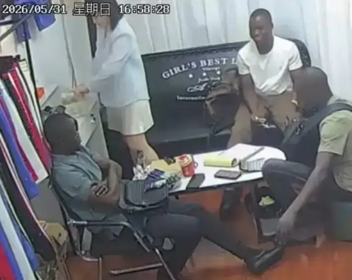 《三个黑人买衣服》HD高清画面呈现-美女老板娘发声回应社会热点-无删减《三个黑人买衣服》流畅在线观看-监控视频完整提取