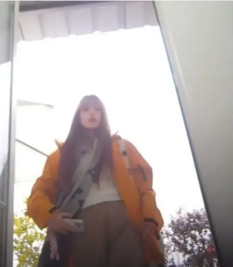 想看《抖音木木冲锋衣厕所vlog》？这里有网红木木穿木木冲锋衣在海岛厕所的高清视频，畅享海岛度假视觉盛宴！