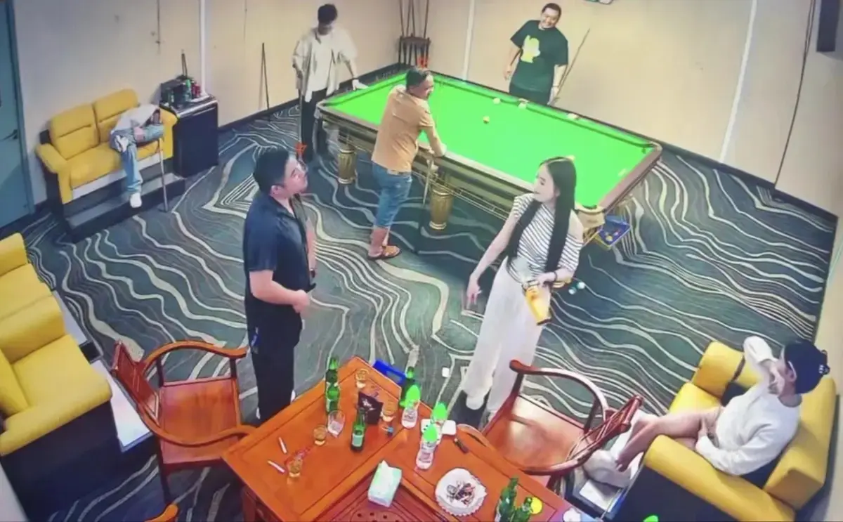 免费看《海口台球厅2V5》男女对战现场监控视频，1080P高清画质，流畅不卡顿，《海口台球厅2V5》全片在线！
