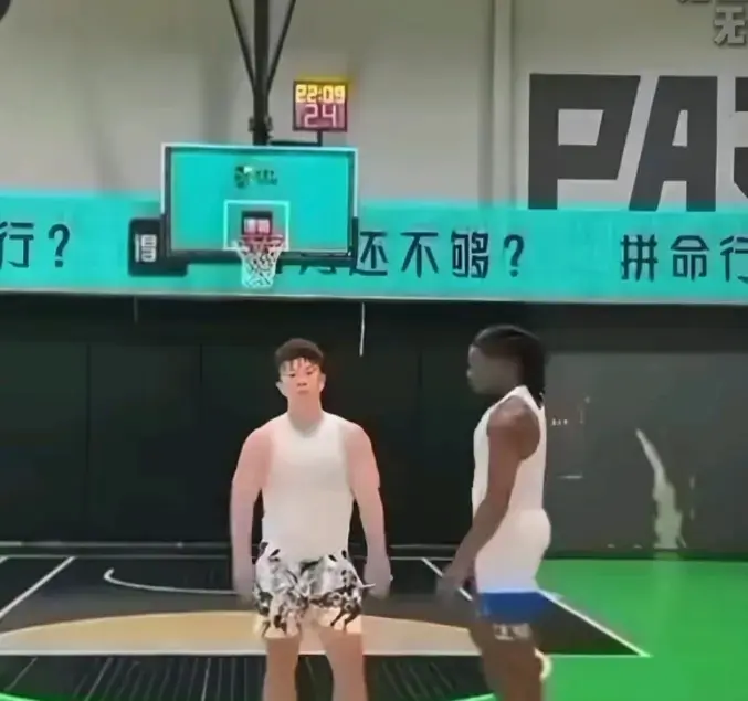 热门《牛教练的裤子》，黑哥单挑专扒裤子搞事情，《牛教练的裤子》牛教练防守三秒裤子先掉，1080P高清免费看！
