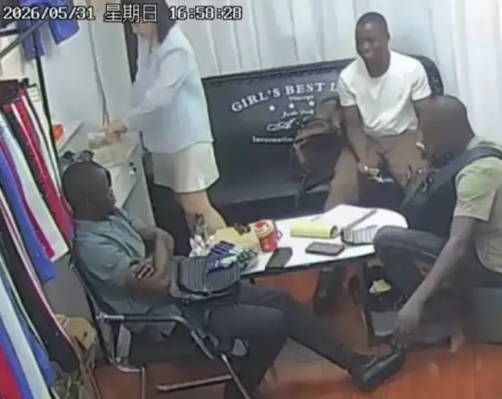 免费在线观看《三个黑人买衣服》，高清呈现服装店监控，美女老板娘见证“三英战吕布”场景，全网热搜别错过！